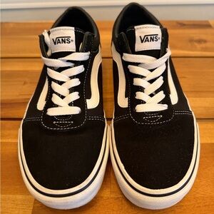 Women’s Vans Classic Black and White Lace-Up Shoes Size 8